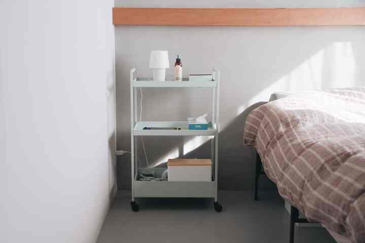 寝室。ベッドサイドのワゴンはIKEAのニッサフォースです。ミニマルなデザインとミントグリーンが可愛い🌱 #ikea #ikeaワゴン #nissafors #ニッサフォース