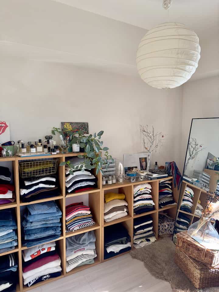 Jika Anda menyimpan barang-barang di tempat penyimpanan yang terlihat, Anda dapat melihat barang-barang yang tidak Anda pakai akhir-akhir ini, sehingga lebih mudah untuk  #見せる収納 #全身鏡 #無印 #無印良品 #スタッキングシェルフ #洋服収納 #closet #MUJI { 8# Isamu Noguchi} #akarilump