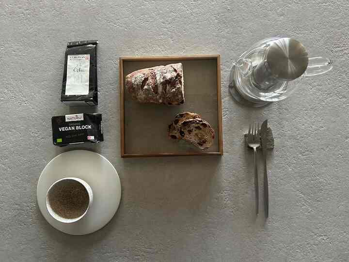 朝ごはんは、お気に入りのパン屋さんのパン。
優しい素材とヴィーガンスプレッドで、
体に負担も少なく。

#朝ごはん #朝食
#パン #フロイン堂
#ヴィーガンスプレッド #クチポール
#ガラスポッド #チャユアン
#chai