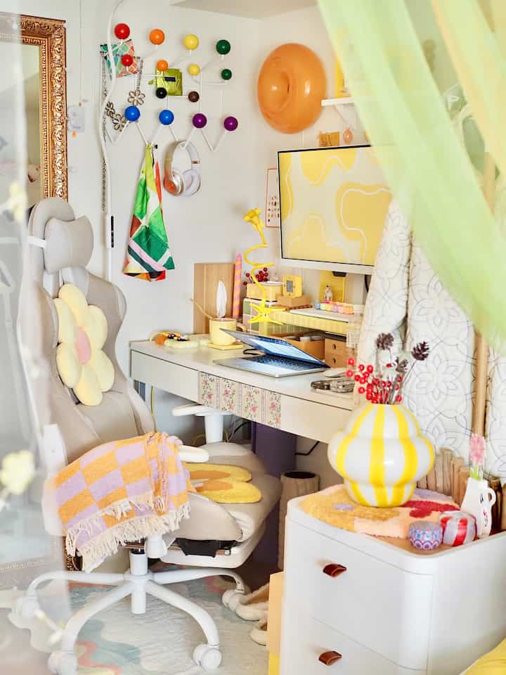 白と黄色のトーンのホームオフィス、机とオフィスチェアが配置された明るく居心地の良い作業空間