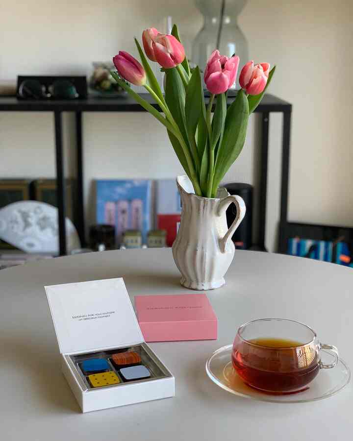 いつかのティータイム☕️
お気に入りのティーカップと友人にもらったチョコレートで🍫

#サダハルアオキ #sadaharuaoki 
#kinto #teatime
#暮らしの記録 #花のある暮らし
#一人暮らし #一人暮らしインテリア
#インテリア #1kインテリア #livingalone  #interior #roomtour #livingroom 
#인테리어 #아파트인테리어 #자취방꾸미기