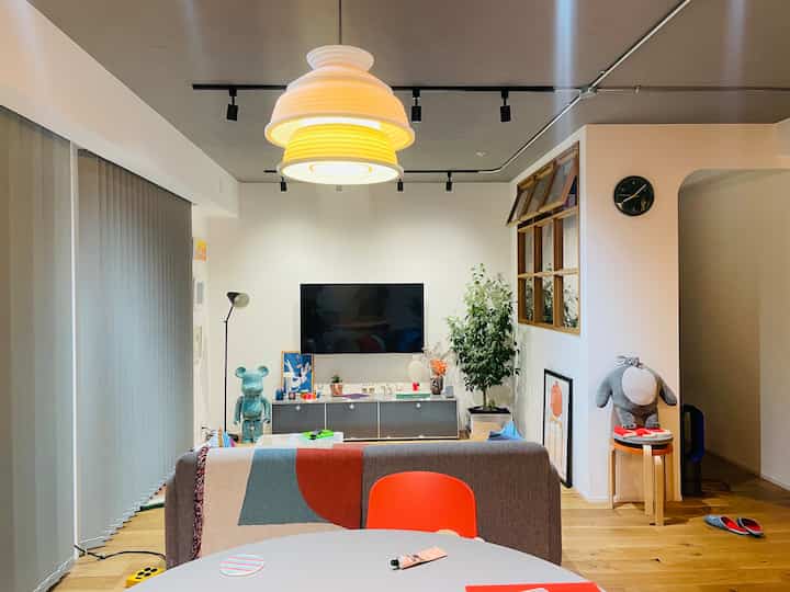 ナチュラルな木目調とモダンな家具が配置されたコンパクトなリビングルーム