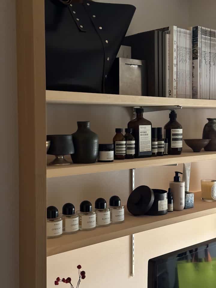 It's my favorite space
I have perfumes, hand creams, candles, etc. lined up.
What to wear today depending on your mood
I enjoy thinking time

#interior
#perfume
#hand cream
#fragrance
#diffuser
#aroma Candle