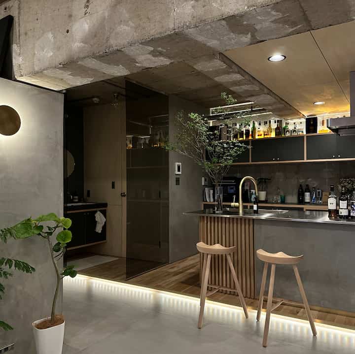 キッチンや水回りは排水の関係で一段上げる形だったのですが、デザイン的に違和感が出ないようにライン照明を仕込んでいます。

#kitchen
#renovation
#homebar