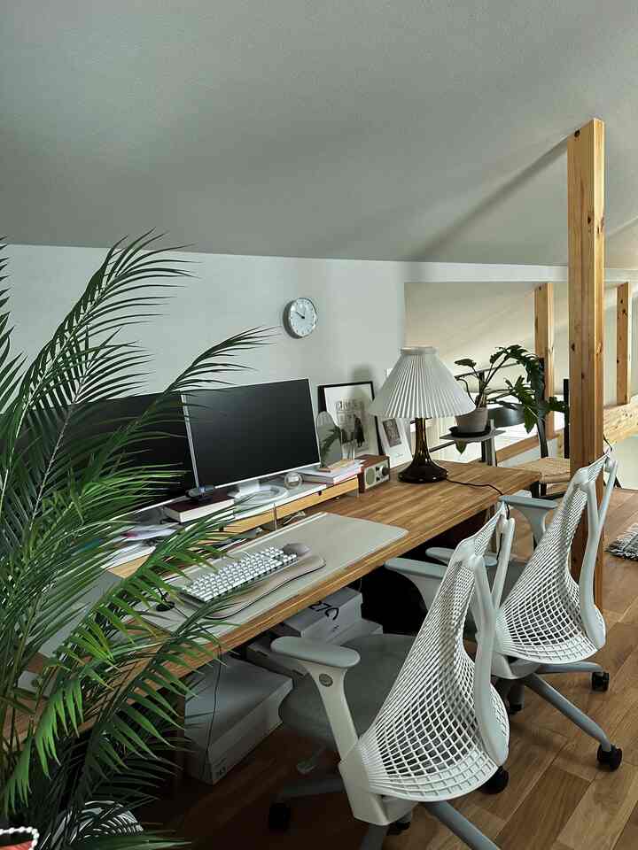 仕事部屋。セイルチェア2台並べると可愛くて好き。子供がもうちょい大きくなったらここで勉強もできるかな。 #workspace