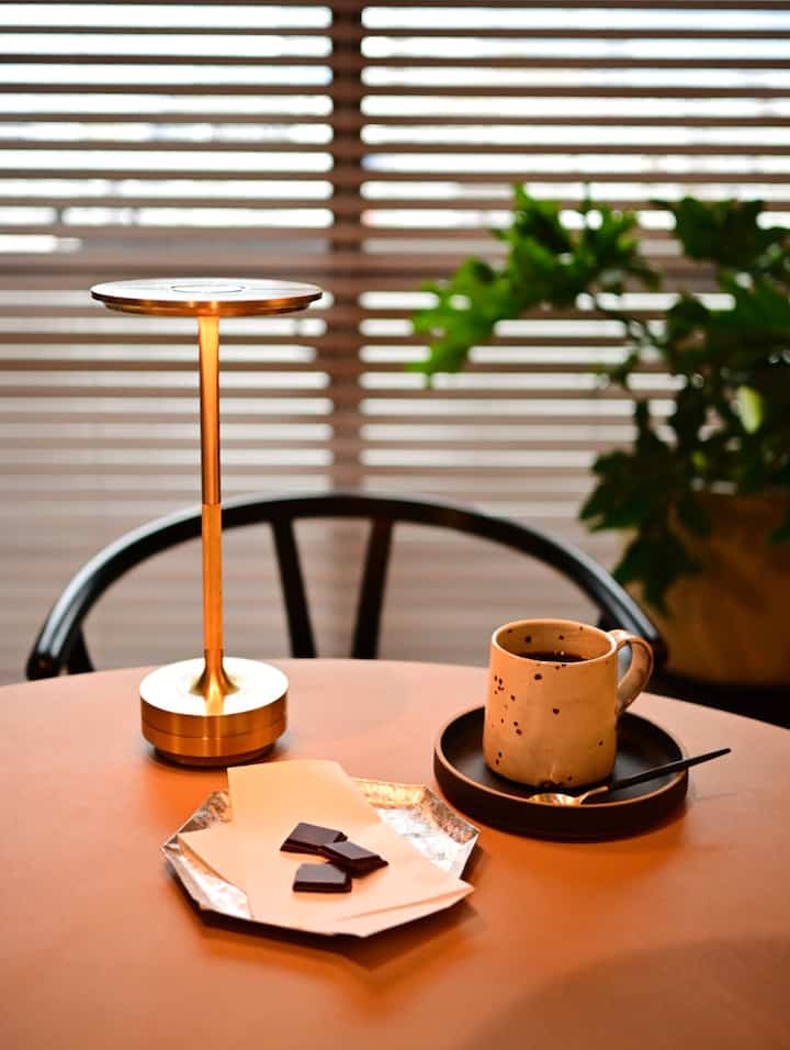 蕪木さんのチョコレート🍫先日東京に行った時に喫茶室で食べて、とっても美味しかったのでお土産にして大事にとってました😇コーヒーとの相性が良すぎ〜〜そして複雑な深みのある味。幸せタイムでした☕️
アルミのプレートは北浜のkohoroさんで購入した #山田憲栄 さんの作品。お茶菓子にぴったりの素敵なお皿です✨

