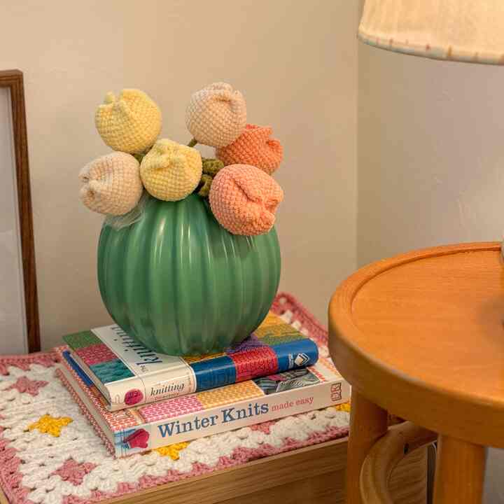 Wi-Fiなどの配線系がどっさり入ったケーブルboxの上🌼かぎ編みほっこりコーナー🧶本はメルカリで手に入れた洋書の編み物本です📖

#カラフルなインテリア #かぎ編み