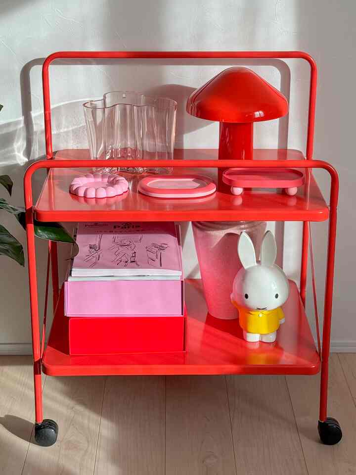 Aku membeli 3 nampan yang sangat berguna dan menaruhnya bersebelahan🌷(Aku tidak bisa memilih dan akhirnya membeli semuanya🤦🏼‍♀️) Aku memikirkan bagaimana dan di mana menggunakannya🤔

#Interior penuh warna #トレー
