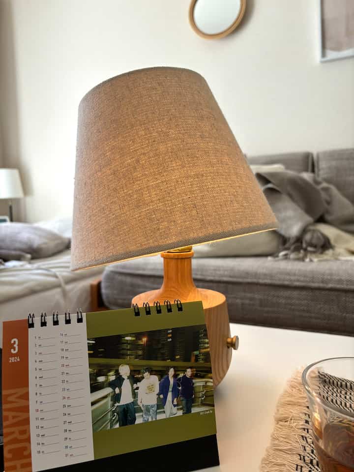 調光ができるテーブルライト💡
USB充電式の為、使いたい場所に持ち運べる所が便利です。
コロンとしたフォルムと、麻の素材感がお気に入りです♪
・
#1kインテリア #ナチュラルインテリア #賃貸インテリア #ひとり暮らし #間接照明 #間接照明のある暮らし #灯りのある暮らし #cozyroom #myroom #丁寧な暮らし #好きなものに囲まれた暮らし #インテリア雑貨 #roomtour #ルームツアー #リセノと暮らす #unicoのある暮らし #壁面インテリア #ソファー #interior #テーブルライト #日常を切り取る #日常の風景 