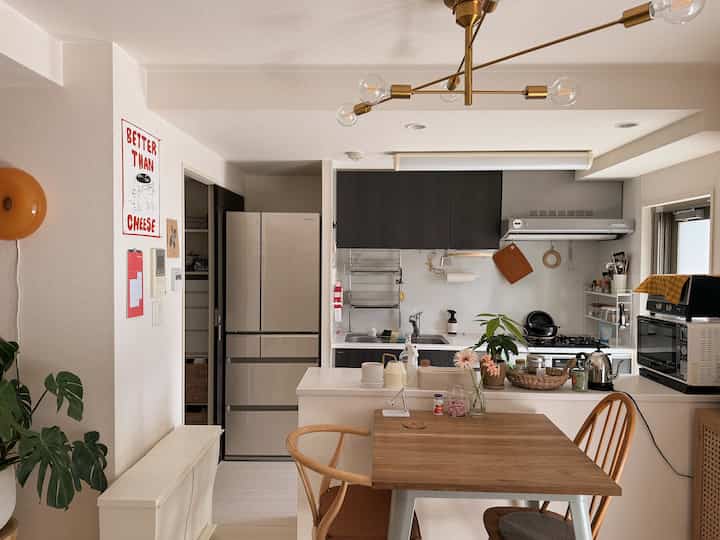 明るいホワイトとブラウンの色調のキッチンとダイニング、シンプルでナチュラルな雰囲気のあるインテリア