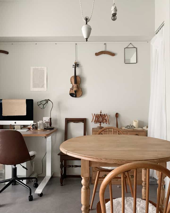 ナチュラルな木目調と白い壁の一人暮らし用ホームオフィスとダイニングスペース