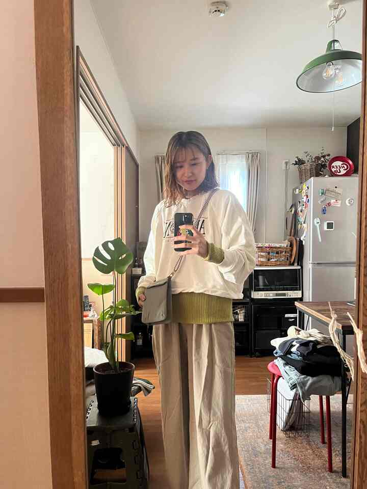 ナチュラルな木目調のダイニング、全身鏡とモンステラの植物が配置された雰囲気のあるインテリア