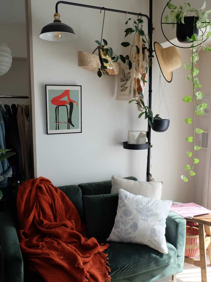 ソファ周りはグリーンと赤でできてる💄🌿


#グリーンソファ #2人掛けソファ #ドローアライン #drawaline #スツール #リビングインテリア #ハンギンググリーン #ポスター #ポスター額縁 