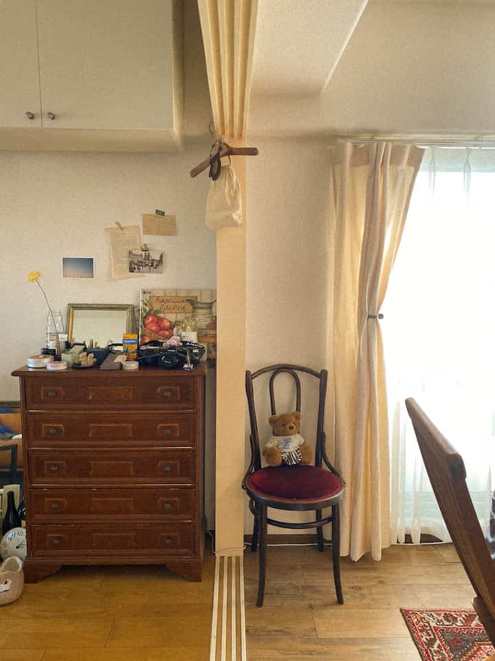 First post.
The dining room and living room are now spacious because the sliding doors were removed🌿
Items that are not tagged are items that were handed down to me or used items found at flea markets.

#Antique #ヴィンテージ #ブロカント #アンティーク家具 #インテリア #パリ #ブロカント #蚤の市 #古道具のある暮らし #古道具 #アンティークのある生活 #フランスアンティーク #おうち時間 #ひとり暮らし #ふたり暮らし #二人暮らしインテリア #間接照明 #間接照明のある暮らし #古道具好き #賃貸インテリア #france #paris #antique #ブロカントのある暮らし #丁寧な暮らし {24 #오늘의집} #ホイールバックチェア #イギリスアンティーク #フランス雑貨 #ていねいな暮らし