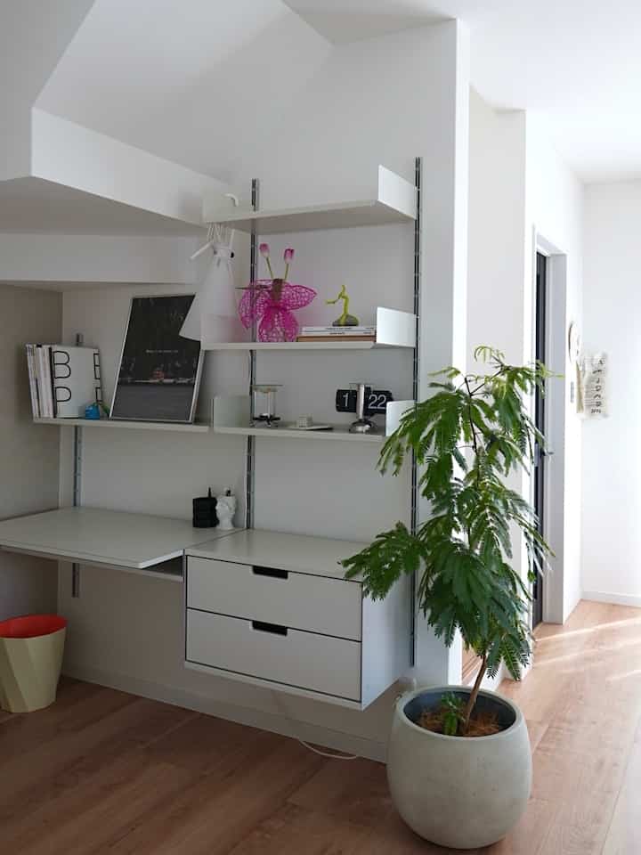 We installed Vitsœ's 606 Universal Shelving System under the stairs in the living room.
This is a place I had decided to use as a study corner even before I built the house.
I am very satisfied with the result.

#vitsoe #ヴィツウ
#606 Universal shelving system
#Study corner #hay