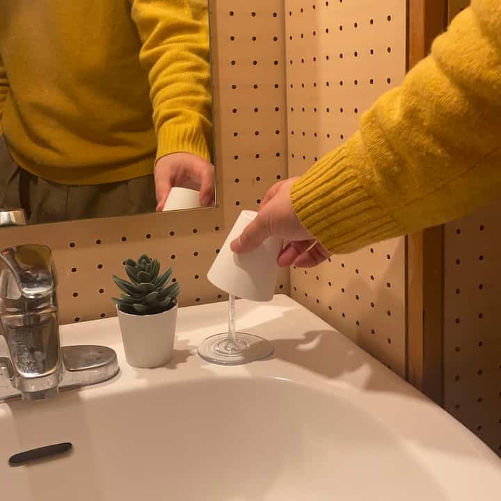 洗面所のとある一角です。
このマウスウォッシュ、水面を模しているようで、凄い綺麗なんですよね。
お気に入りです。

#IKEA #プラスディー #洗面所インテリア 