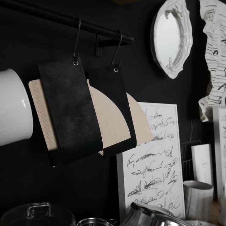 レザーのエイジングがいい感じ。
　
#レザー
#珈琲フィルターホルダー
#珈琲のある暮らし
#アートポスター