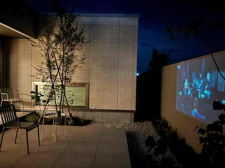 Saat cuaca menjadi hangat
Ayo minum wine sambil nonton film di teras...!!!
.
#teras