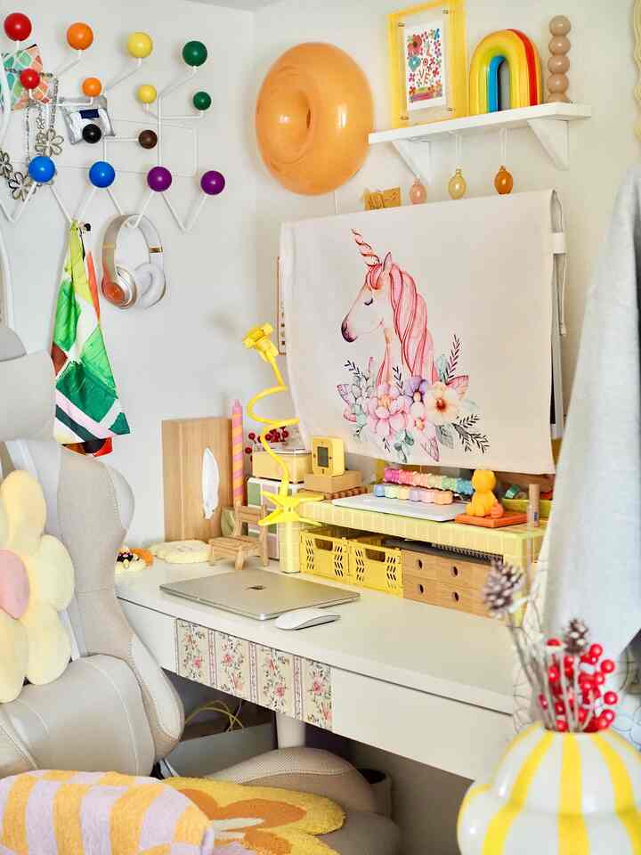 モニター台の下にH&M HOMEのミニコンテナ2個と無印の収納並べたらシンデレラフィットだった🥹💛

#イエローインテリア #カラフルインテリア #ホームオフィス #ワークスペース #デスクトップ #デスク収納 #デスク周り 