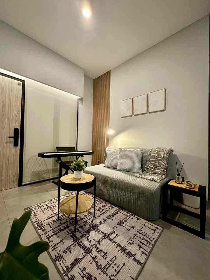 Suasana malam hari saat semua sudah tidur, adalah waktu dimana aku mulai beberes rumah. Kalau malam lampu yang nyala kurang lebih seperti ini.
Diruangan living room dekat jendela menggunakan lampu led strip warna warm white. Ditambah lampu lantai dari IKEA supaya menambah ambiance ruangan menjadi hangat. 
Untuk lampu sehari hari menggunakan smart led wifi downlight, yang bisa diubah warnanya sesuai kebutuhan.
Kalau kamu suka pakai lampu jenis apa???
#HomeLighting
#InspirasiLampu
#LampuRumah
#LivingroomLighting
#HomeInspiration
#HomeDecor
#RumahCluster
#ModernIndustrial
#72m2