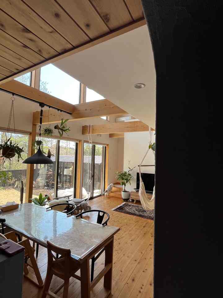 From the arch wall👀

Diatomite wall (gray)
Plaster wall (white)
Solid board (wood)
Where the three types overlap
I like it 🥰

#wood house
#Stucco
#Diatomaceous earth
#Solid wood flooring