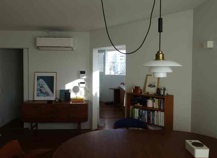 木目調のナチュラルモダンなリビングとキッチン、温かみのある雰囲気のある空間