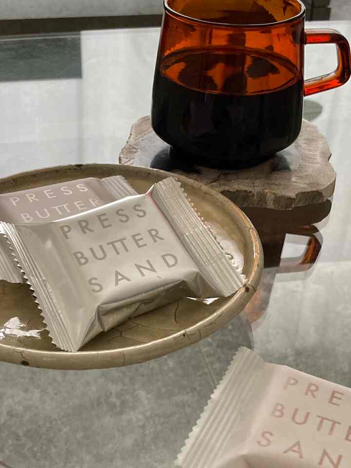 O!houseさんからギフトでいただいたプレスバターサンド
ちょうど自分で買おうと思ってたところだったから、タイミングよくて感謝✨
チョコ味初めて食べたけど、洋酒の香りがするチョコクリーム、ほろ苦なクッキー、大人な味ですごく気に入った☺️


#coffeetime #リビングインテリア #リビング #isamunoguchi #イサムノグチ #モノトーンインテリア #無機質 #賃貸インテリア #1ldk #シンプルインテリア #ひとり暮らし #ホワイトインテリア