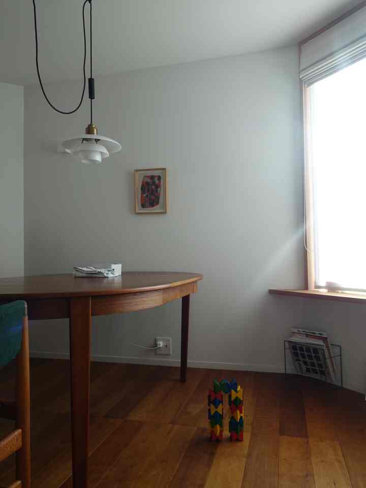 ナチュラルな木目調の6畳リビング、自然光が差し込む窓際にペンダントライトと木製のダイニングテーブルが配置された和モダンな雰囲気のあるインテリア