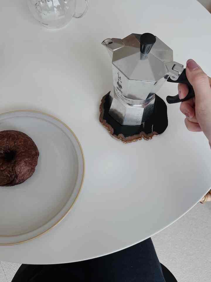 CIBONEで欲しかったコースターを購入。
珪化木で作られていて、同じ模様はないからお店でじっくり選んできました🌳
お香たてとかアクセサリー置きに使うのもいいね。
#woodcoaster #CIBONE #コースター 