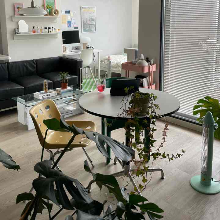 白黒の色調のワンルームリビング、ダイニングテーブルとホームオフィスが調和したコンパクトなインテリア