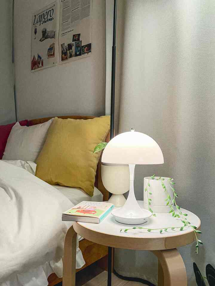 Samping tempat tidur sebelum musim semi 🍃 Malam santai sambil membaca esai favorit Anda 📖🪴
#Samping tempat tidur #北欧インテリア #本 #間接照明