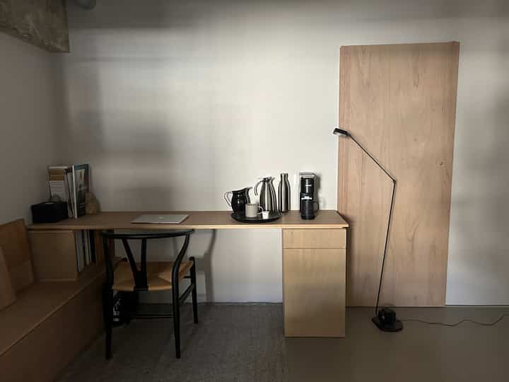 ワークスペースでの最近のコーヒーブレイクタイム☕️

#ワークスペース #書斎
#カールハンセンアンドサン #Yチェア
#dafinelamp #lumina
#キューリグ #KEURIG