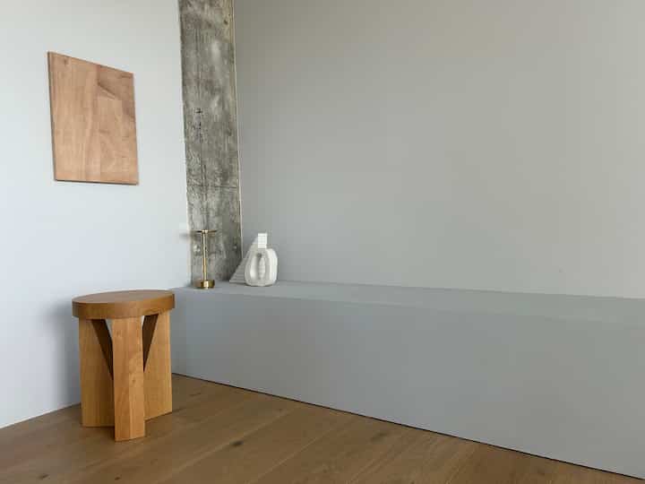 ベンチスペースをスッキリと。
1人で少し寛ぐ時間を。

#クッチーノ #スツール #照明
#turn #ビルビラ #花瓶・フラワーベース 
#オブジェ