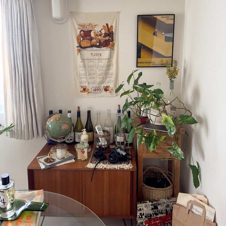 ポスターが加わったから雰囲気が少し変わった🤏🏻

伸び代のあるキャビネット周り！笑
まだまだ変えたいとこばかり！


#キャビネット #gplan #gプラン #ヴィンテージ家具 #ポスター #ポスターのある暮らし #ディプティック #diptyque #キャンドル 