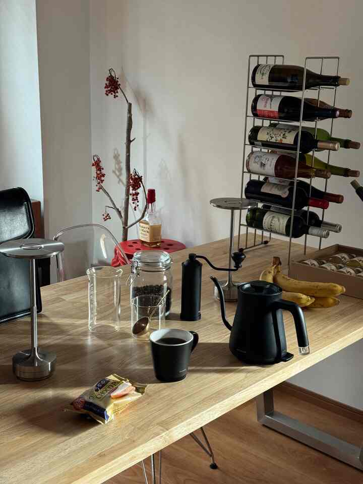 Saya mengincar ruangan yang terasa menyatu meskipun berantakan.
Akhir-akhir ini, hal favorit saya adalah bangun pagi dan membuat kopi bubuk. Saya tidak bisa membedakan rasanya, tapi menurut saya rasanya enak.

#pedalaman
#kopi
#Tur kamar