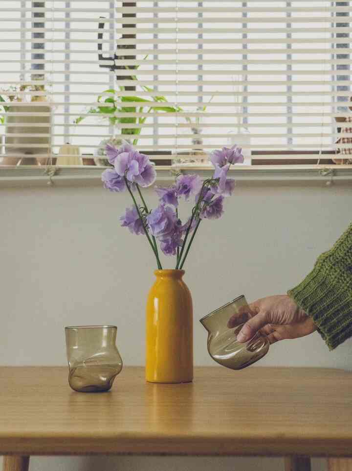 🪐🪐🪐

コップを握力で握りつぶした💪🦸‍♂️
みたいな可愛いコップをお迎えしました。

そして今週のお花は
スイトピー💟💭
 
#お花
#フラワーベース
