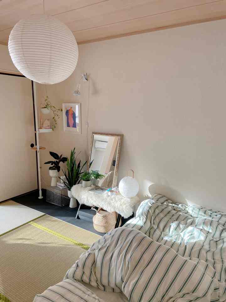 Natural beige-toned 6-tatami Wa-Modern living room featuring tatami flooring, plants, and traditional paper lantern lighting creating a cozy atmosphere