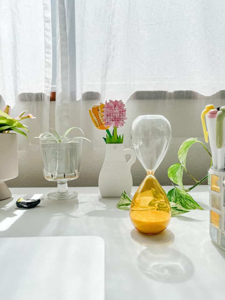 4月のカレンダーが顔をのぞかせました🗓️💐
デジタルも便利だけど、パッと確認できる卓上カレンダーも好きです🫶

#カレンダー #卓上カレンダー #デスク #デスク周り #デスクインテリア 