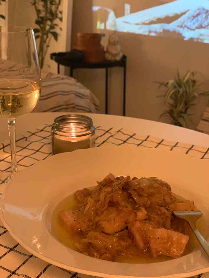 イタリアの角煮🇮🇹！
玉ねぎも豚バラもとろっとろで最高...🤍
最近忙しすぎて更新もなかなかできず
人間らしい生活できてなかった..(気がする)
やっぱりやることやれて
自分の時間をちゃんと持てるのが幸せですよね☺️🐏🫧


#おうちごはん #ワンルーム
#ワンルーム家具配置  #ワンルームインテリア 
#ダイニング #ダイニング照明 
#ダイニングインテリア 
#ダイニングスペース 