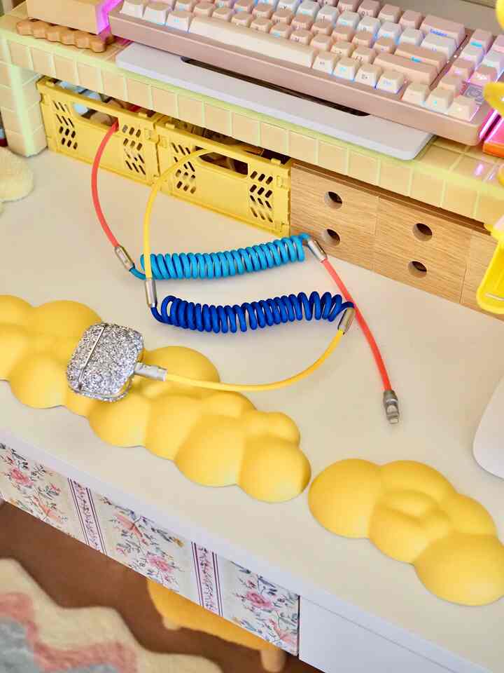 新しいケーブルが届いたよ～
コイルになってて、色合いも可愛い💛🩵

#ホームオフィス #デスク周り #デスクトップ #ワークスペース #カラフルインテリア #イエローインテリア