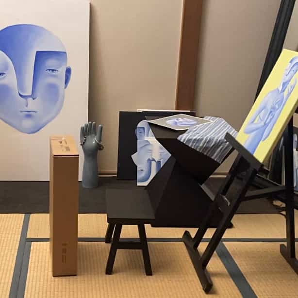 黒い家具と青い絵が配置されたアジアンスタイルの畳の部屋、アトリエの雰囲気あるインテリア