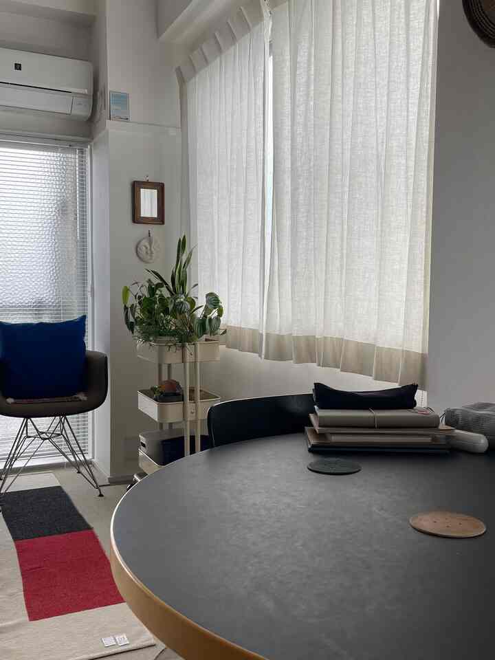 少し前の部屋の様子。過去の写真を見ながら、次の模様替え案を計画中…
春は窓際が気持ちいいので、全体のレイアウトをがらりと変更しようかなぁ〜と。この賃貸、3年目に入りましたが、、まだまだ定着しない家具配置です。
#リビングインテリア
#ダイニングインテリア
#ミックスインテリア
#模様替え
