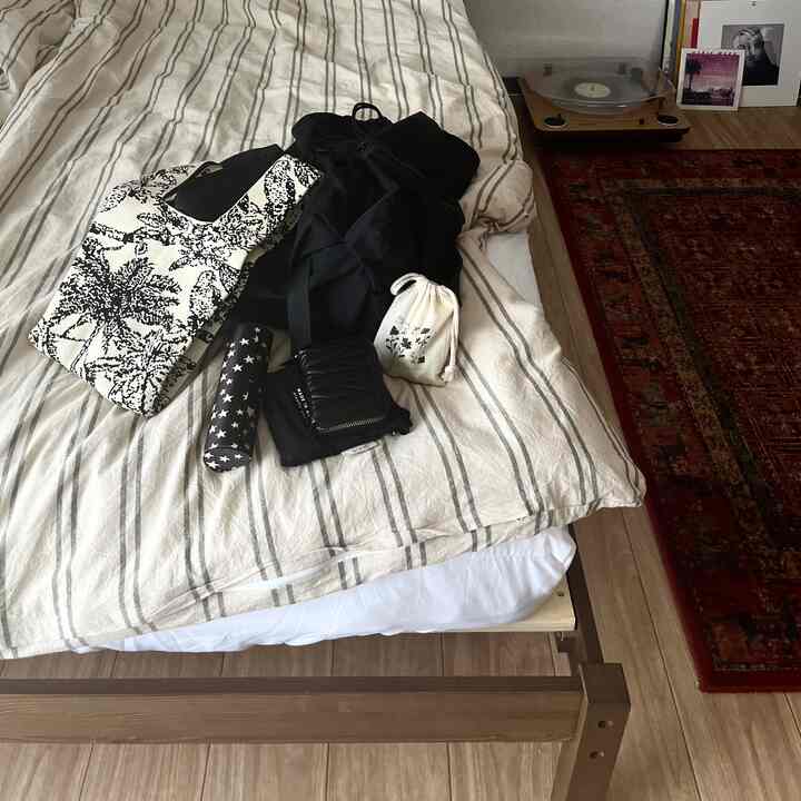 白黒の持ち物🤍🖤
#ベッドルーム #持ち物 #inmybag