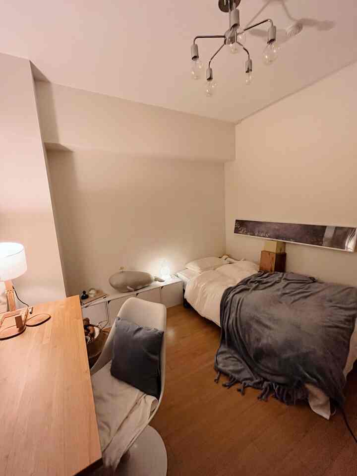 ナチュラルカラーの6畳寝室、ウッドトーンのデスクとベッドが配置されたシンプルでコンパクトなインテリア