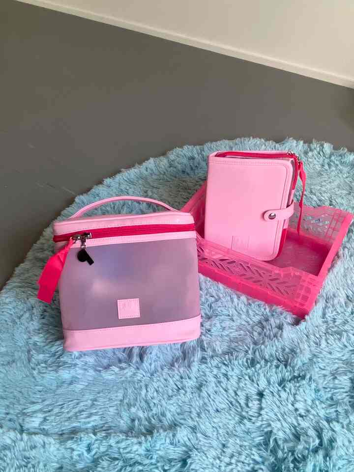 PLAZA BASICSのアイテムが可愛くて型違いで購入🎀毎日使う化粧品をテーブルに置きっぱなしにしちゃうので、折りたたみコンテナに入れて少しでもキチンと感&見せる収納に...😢🫶

#PLAZA #化粧品の整理 #ピンクのインテリア 