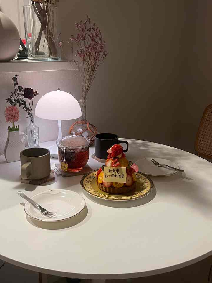 転職して初年度お疲れさまのケーキ🎂✨

#北欧 #ナチュラルインテリア #韓国インテリア #北欧インテリア #ローテーブル #木製 #コンパクト #木目 #一人暮らし #同棲 #新築 #賃貸 #インテリア #テーブル #ナチュラル #シンプル #リビング #ソファ #観葉植物 #ケーキ #花瓶