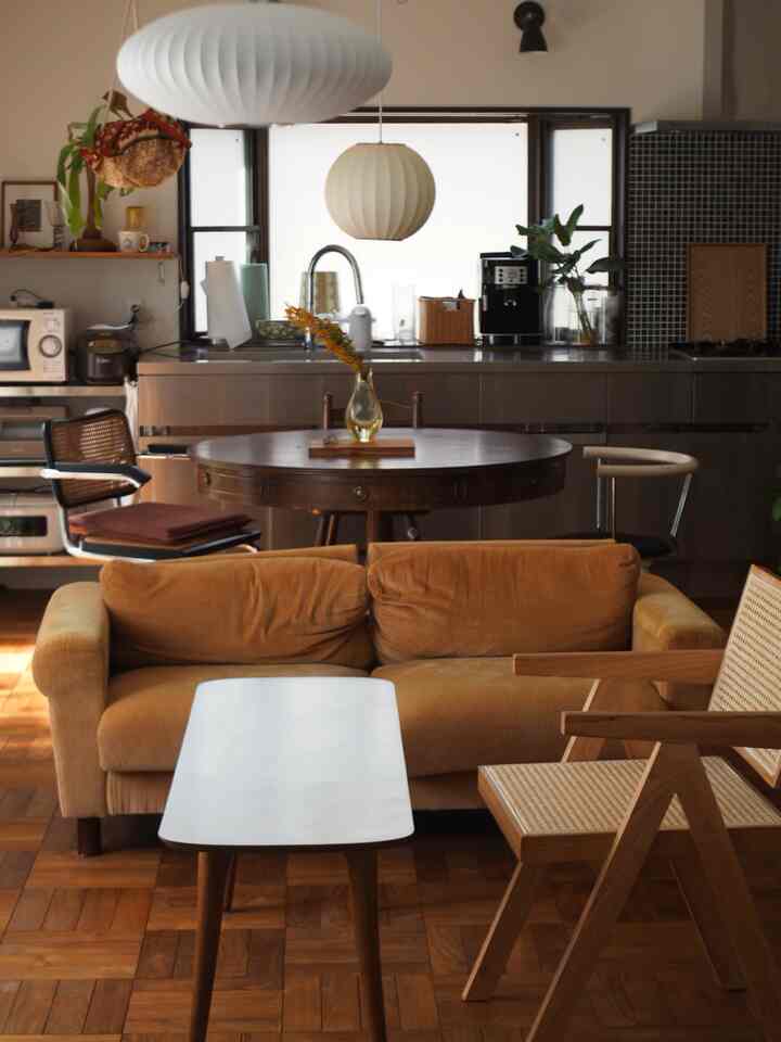 ナチュラルな木目調と白色が調和するリビング兼ダイニング、ソファと木製ダイニングテーブルが配置された温かみのある空間