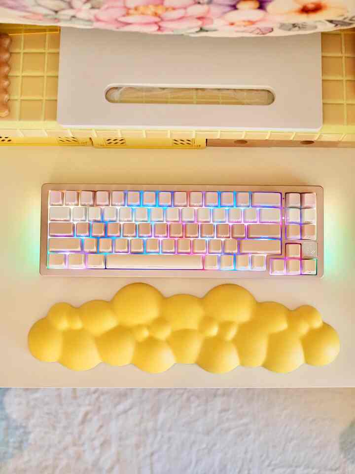 バックライトのモードで見え方が変わるの可愛い。。⌨️💛

#キーボード #カラフルインテリア #イエローインテリア #北欧インテリア #韓国インテリア #ホームオフィス #ワークスペース #デスクトップ