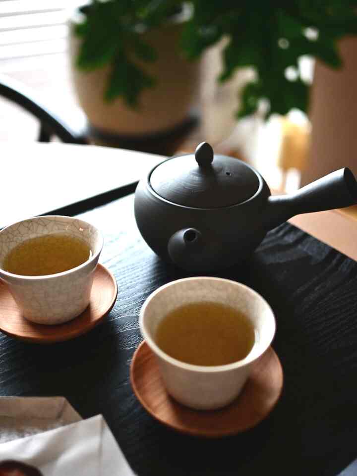 #南景製陶園 のお茶セット🍵　お客様用の茶托を探していた時に知った萬古焼の窯元で、どの製品も素敵すぎて茶托以外にも急須と湯呑みも揃えました。貫入の入った小ぶりな湯呑みがとっても好みです。急須はベージュ色の白練もすごく美しくて迷ったのですが、まずは定番の黒練にしました✨違う形状の急須もとっても素敵なのでそっちは白練で欲しいな〜🥹
#急須 #湯呑み #茶道具 #茶筒 #茶托