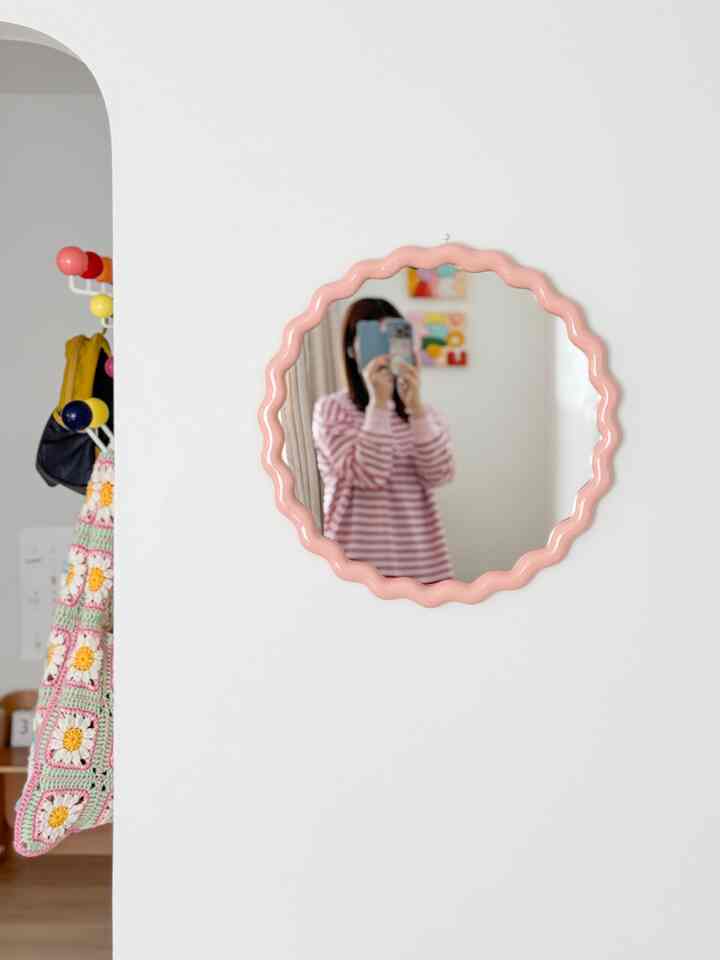 &Kleveringのウェーブミラー🪞うねうね部分がぽってりしていて可愛い..！🫶どの形が迷ったけどこれにして良かった🥰

#カラフルインテリア #カラフルなインテリア #海外インテリア #ミラー #ウェーブミラー 